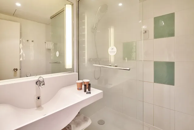 غرفة قياسية ثلاثية بسرير مزدوج مع أريكة، B&B Hotel Cergy Port 4 Stars 4/4