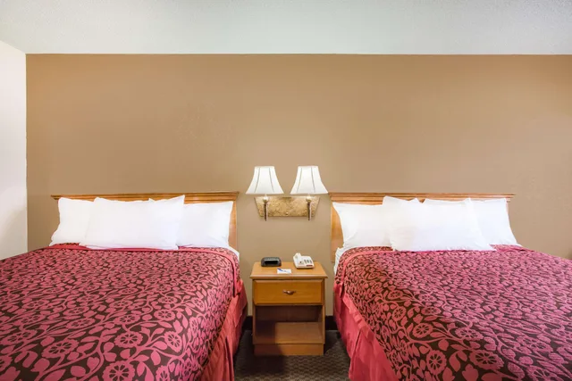 غرفة بسريرين كوين، Days Inn by Wyndham Tallulah 2/2