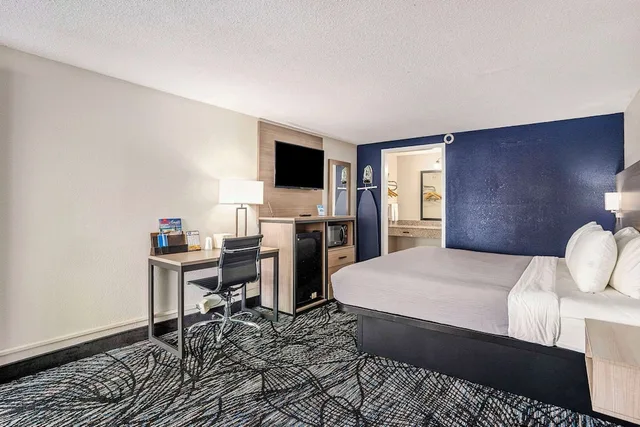 غرفة قياسية بسرير كينج، Rodeway Inn Grand Haven - Mi 5/7