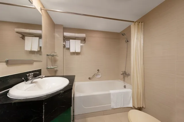 شقة عائلية بسرير كينج، Guangdong Hotel Zhuhai Ex Guangdong Regency 2/2