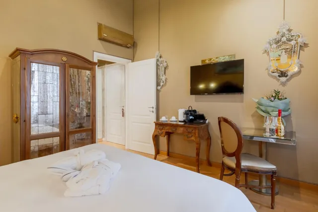 Superior, Queen Bed, Ca Dell Arte Hotel 9/10