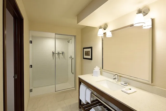 غرفة بسرير كينج مع أريكة، Four Points By Sheraton Downtown Seattle Center 7/8