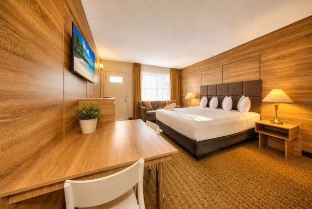 Studio, King Bed, Club Lux Resort By the Beach 5/8