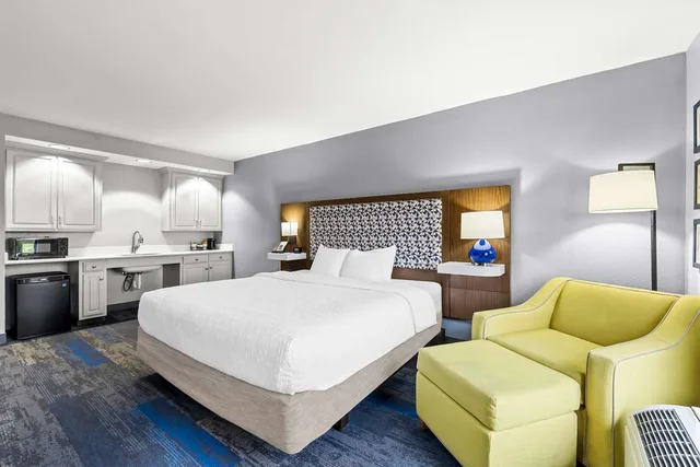 Deluxe, King Bed, Hampton Inn Florence Midtown 2/5