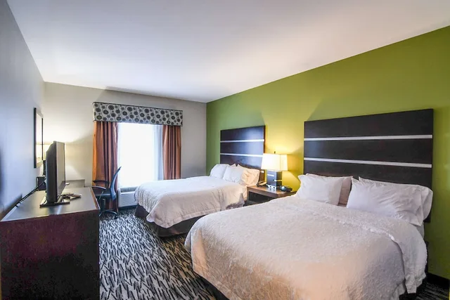غرفة بسريرين كوين بمطبخ صغير، Hampton Inn Foley 10/10