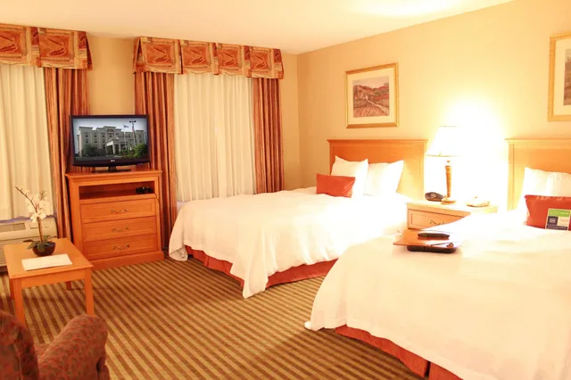 جناح بسريرين كوين، Hampton Inn Suites Addison 3/5