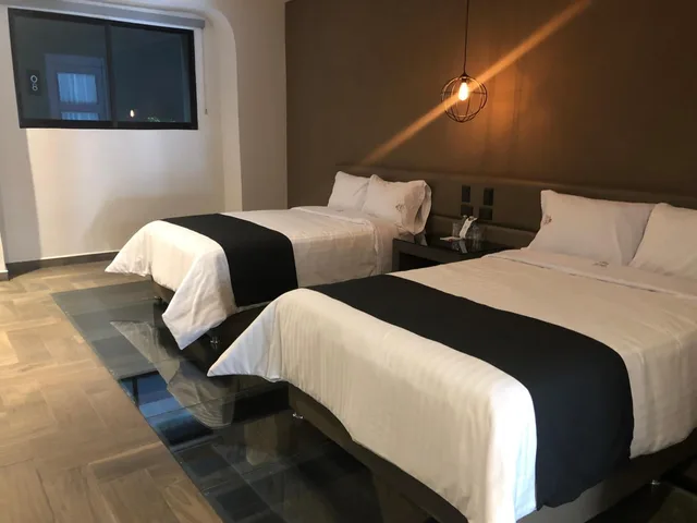 غرفة بسريرين منفصلين بحوض استحمام، Hotel Isabel Unico 2/10
