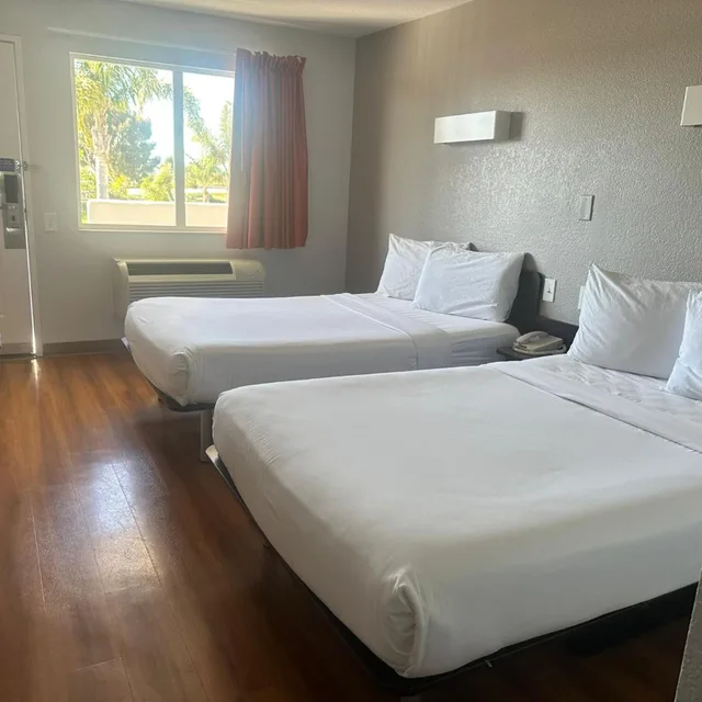 1 Full Bed - ADA/Tub/Mini Fridge، Motel6 Ventura, CA - South 1/9