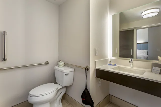جناح بسرير كينج بمنطقة جلوس، Holiday Inn Express Suites Phoenix Dwtn State Capitol 3/6