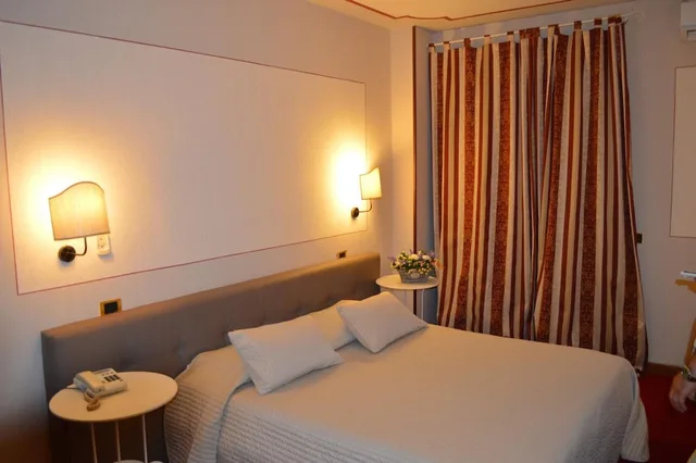 غرفة ثلاثية، Hotel Monti 2/4