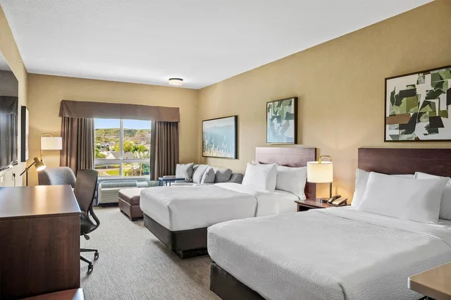 غرفة بسريرين مزدوجين مع أريكة، Ramada By Wyndham Drumheller Hotel & Suites 1/6