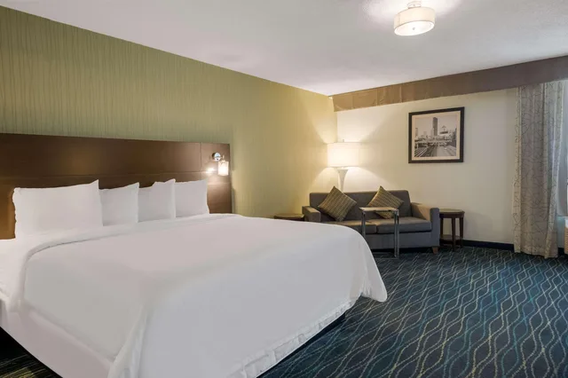 جناح بسرير كينج، Radisson Hotel Grand Rapids Riverfront 2/4