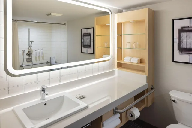 غرفة بسرير مزدوج بإطلالة على المدينة، Delta Grand Okanagan Resort 2/2