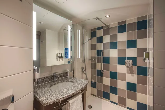 غرفة عائلية بسرير كوين مع أريكة، Hampton by Hilton Stuttgart City Centre 4/6