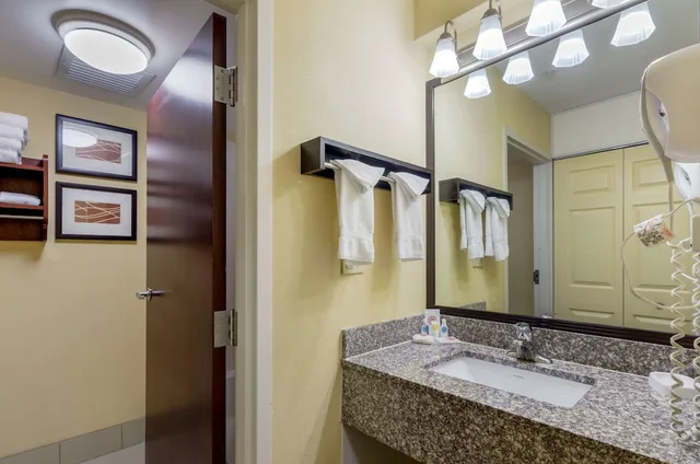 غرفة بسرير كينج لذوي الإعاقة، Comfort Inn and Suites Hillsville I-77 5/5