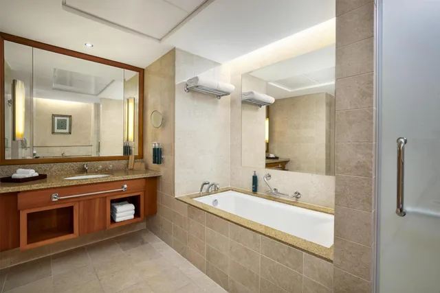 غرفة بسريرين منفصلين بإطلالة على البحر بشرفة، Shangri-La Barr Al Jissah Resort and Spa - Al Waha 7/7