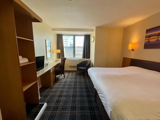 غرفة قياسية رباعية بسرير مزدوج مع أريكة، Britannia Inn Glasgow 4/10