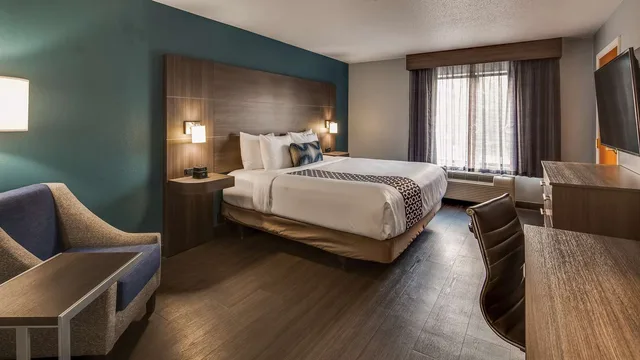 غرفة بسرير كينج بحوض استحمام لذوي الإعاقة، Best Western Plus Champaign/Urbana Inn 1/4