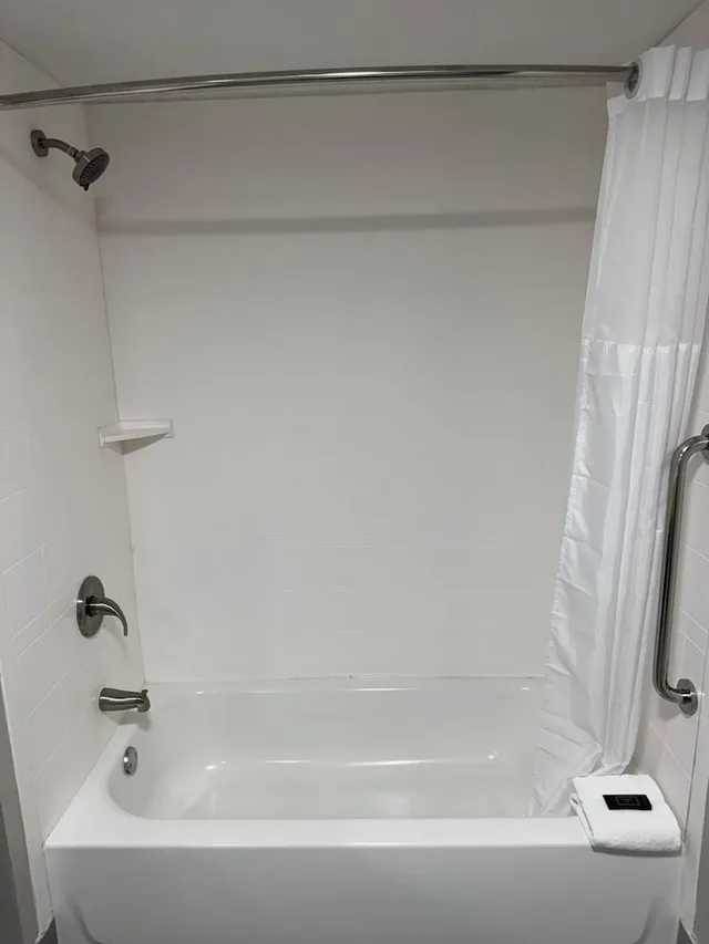 غرفة بسرير كينج لذوي الإعاقة، Days Inn by Wyndham Clanton, AL 8/8