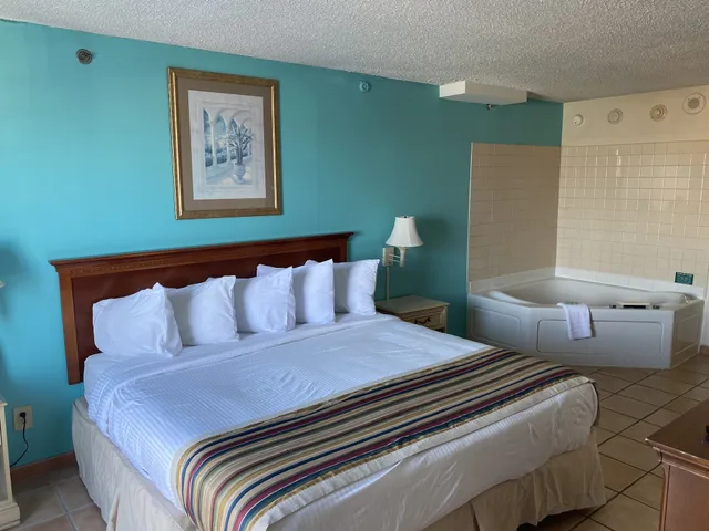 غرفة قياسية بسرير كينج بإطلالة جزئية على البحر مع أريكة، Paradise Plaza Inn 2/5