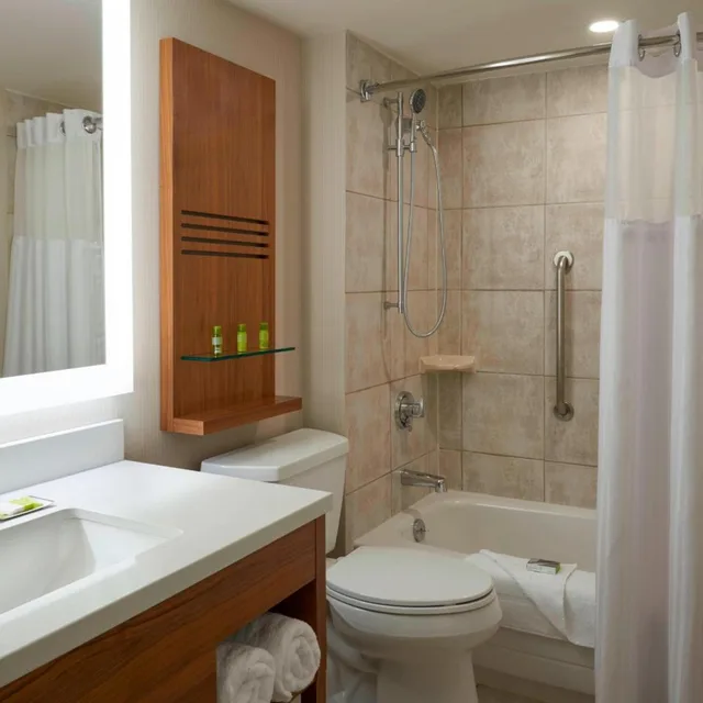 غرفة بسرير كينج وسرير كوين، Delta Hotels by Marriott Toronto Airport & Conference Centre 6/9
