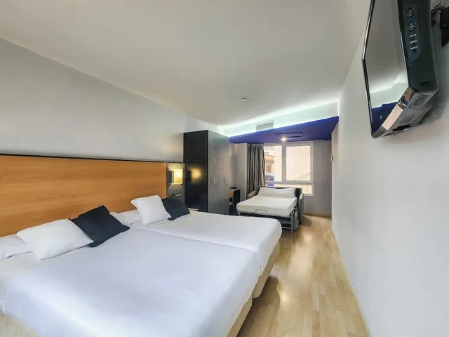 غرفة بسريرين منفصلين مع أريكة، Hotel Faranda Express Pathos Gijon, Ascend Hotel Collection 4/5