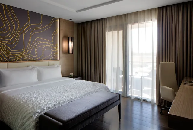 جناح جونيور بسرير كينج بشرفة مع دخول الصالة، Radisson Collection Muscat, Hormuz Grand 1/4