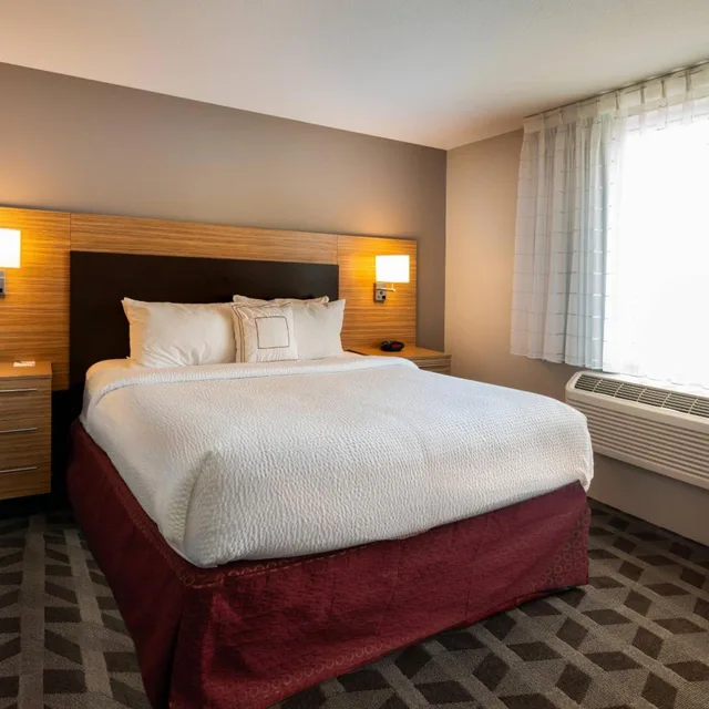 استوديو بسرير كينج مع أريكة بحوض استحمام لذوي الإعاقة، TownePlace Suites by Marriott Milwaukee Oak Creek 1/5
