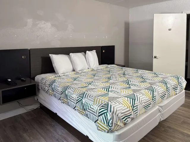 Suite, King Bed, Kitchen, Smoking, Studio6 Tallahassee, FL – North Monroe 1/5