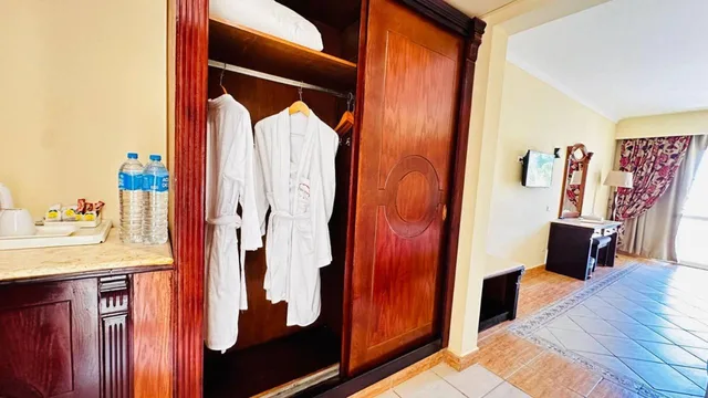 Royal, Lateral Side Sea View، Regency Plaza Aqua Park Spa Resort 2/4