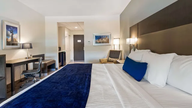 غرفة قياسية بسرير كينج لذوي الإعاقة، Best Western Plus Roland Inn & Suites 3/5