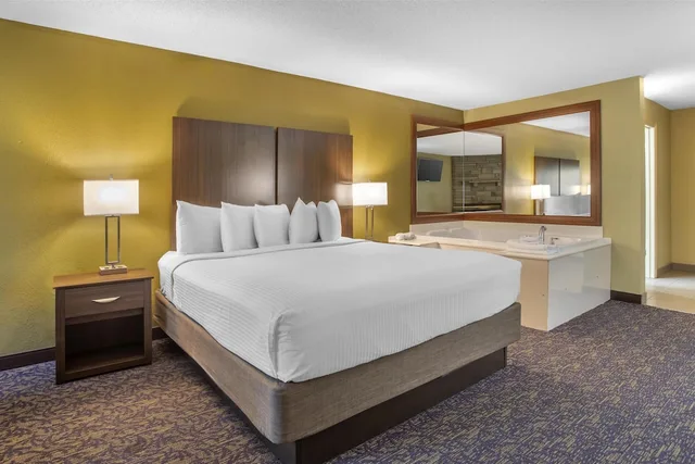 غرفة قياسية بسرير كينج بحوض جاكوزي، Best Western Plaza Inn 1/4