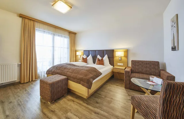 غرفة قياسية ثلاثية بسرير كوين بشرفة مع أريكة في الملحق، Hotel Romerhof 2/5
