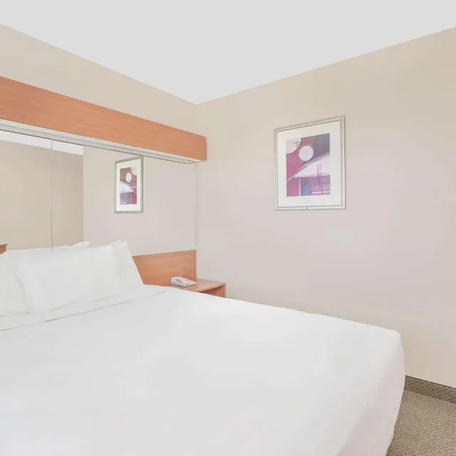 غرفة بسرير كوين بحوض استحمام لذوي الإعاقة، Microtel Inn & Suites By Wyndham Colfax/Newton 1/7