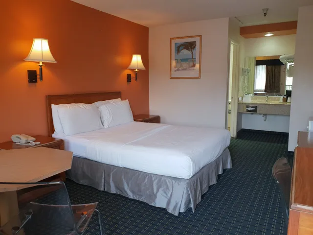 Basic, Single, Queen Bed, Downtown SLO Inn 5/10