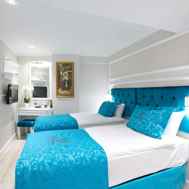 Connecting, Double Bed, Glamour Hotel 2/8