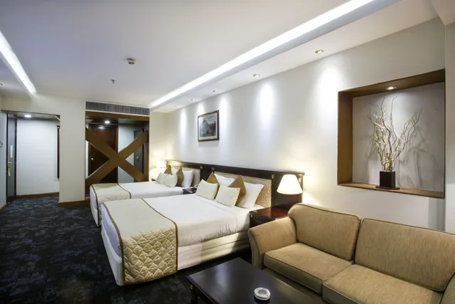 غرفة بريميوم بسرير كينج وسريرين منفصلين، Hotel Sarina 2/2