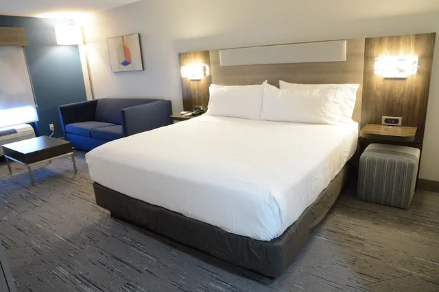 جناح بسرير كينج مع أريكة، Holiday Inn Express Athens 1/1