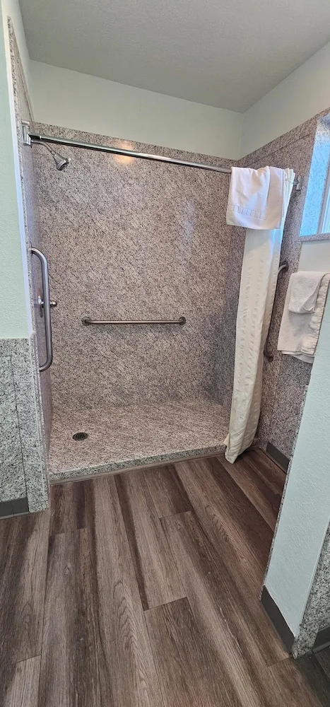 غرفة قياسية بسريرين كوين للمدخنين، Travel Inn & Suite 4/4