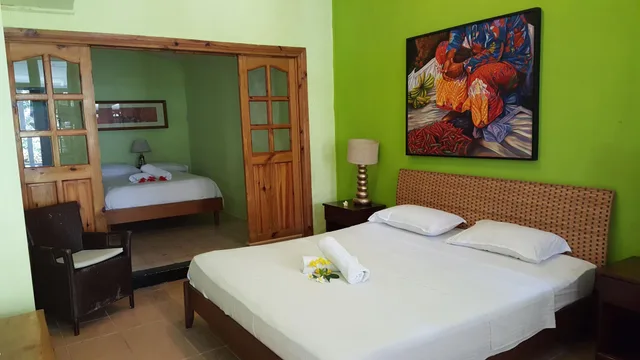 غرفة عائلية كبيرة بسريرين كوين، Beau Vallon Bungalows 3/3