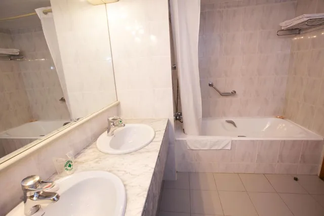 غرفة قياسية رباعية، Domo Hotel 3/3