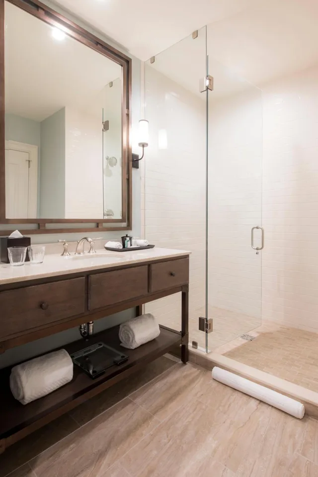 غرفة ديلوكس بسرير كينج وسريرين كوين، Nopsi Hotel New Orleans 8/8