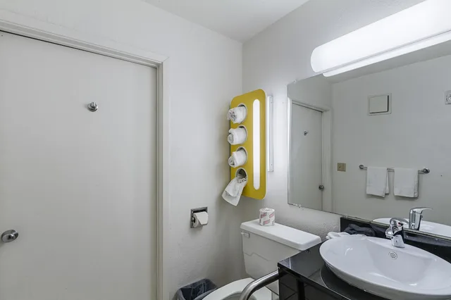 غرفة قياسية بسريرين مزدوجين لذوي الإعاقة، Motel6 Oshkosh, WI 8/10
