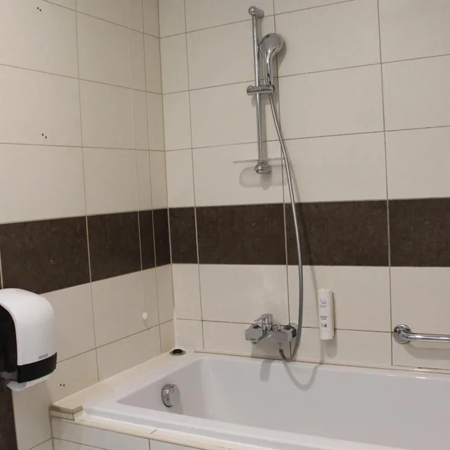 غرفة ثلاثية، Hotel Diplomat 3/4