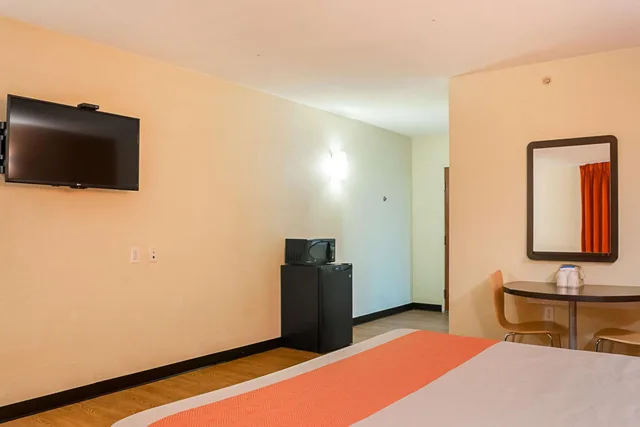 غرفة بسرير كينج، Motel6 New Orleans, LA - Near Downtown 1/10