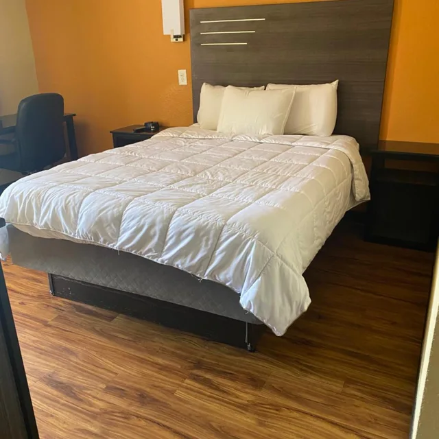Room, Queen Bed, Exterior Entrance, Smoking, Econo Lodge Decatur South 2/3