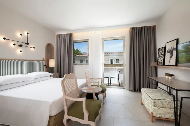 غرفة كلاسيكية عائلية بسرير مزدوج وسريرين منفصلين، Vivosa Apulia Resort 1/3