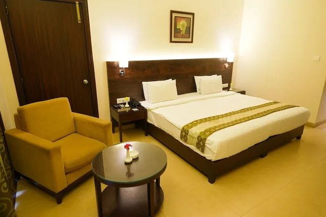 Executive, King Bed, Pool Side, The Fern Courtyard Resort 5/7