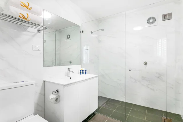 غرفة بسرير كينج وسرير فردي، Quality Inn Sunshine Haberfield 2/2