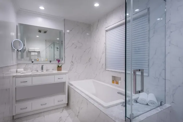 جناح جونيور بسرير كوين، Beverly Hills Plaza Hotel & Spa 2/2